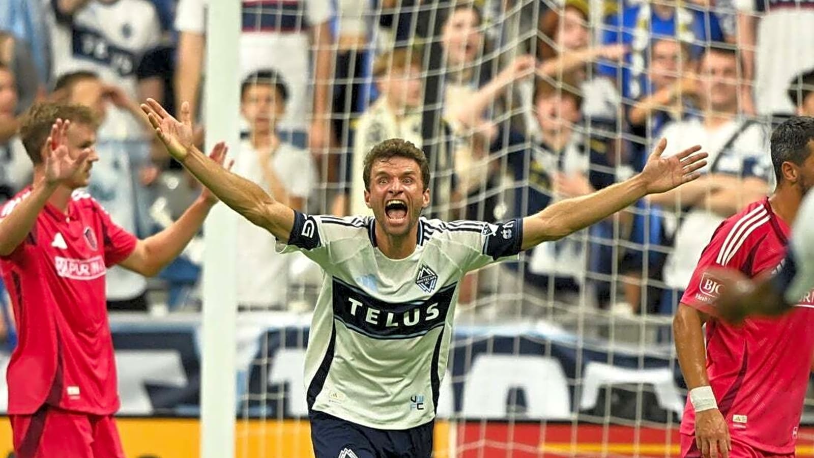 Thomas Muller’s late penalty kick lifts Whitecaps over St. Louis