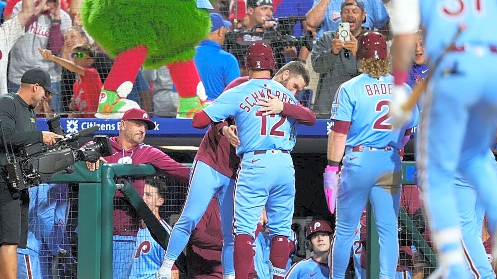 MLB roundup: Kyle Schwarber blasts 4 homers in Phillies&#39; win