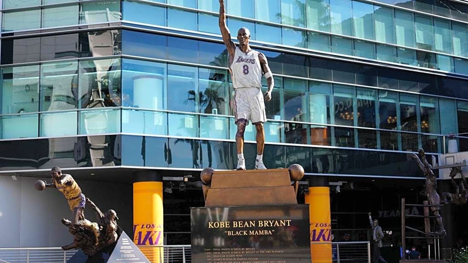 Lakers announce statue for former head coach Phil Jackson
