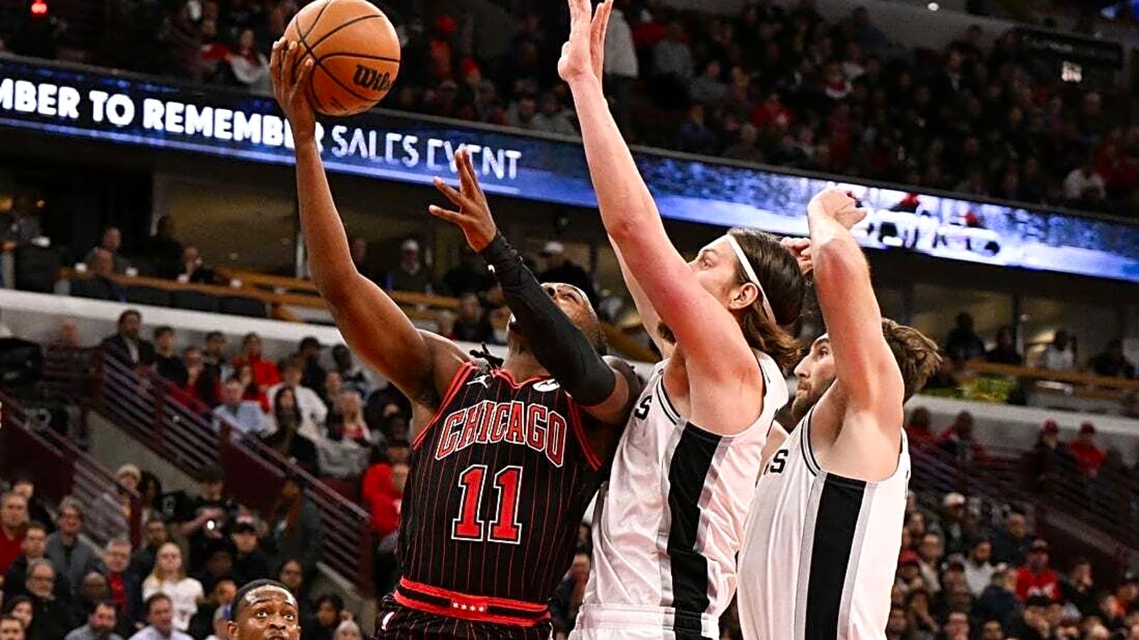Victor Wembanyama&#39;s clutch 3s send Spurs over Bulls