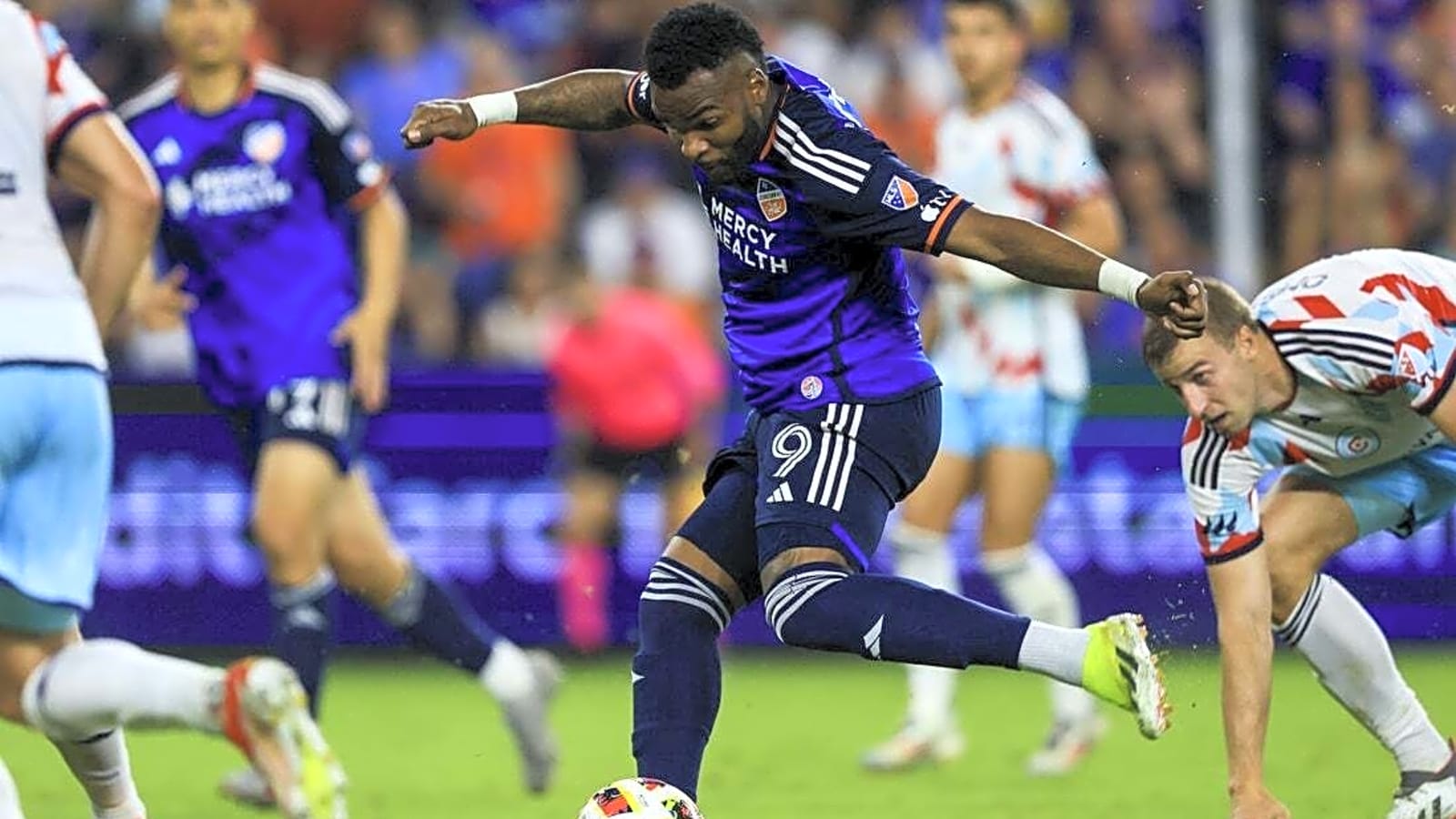 Former FC Cincinnati F Aaron Boupendza dies after fall from building