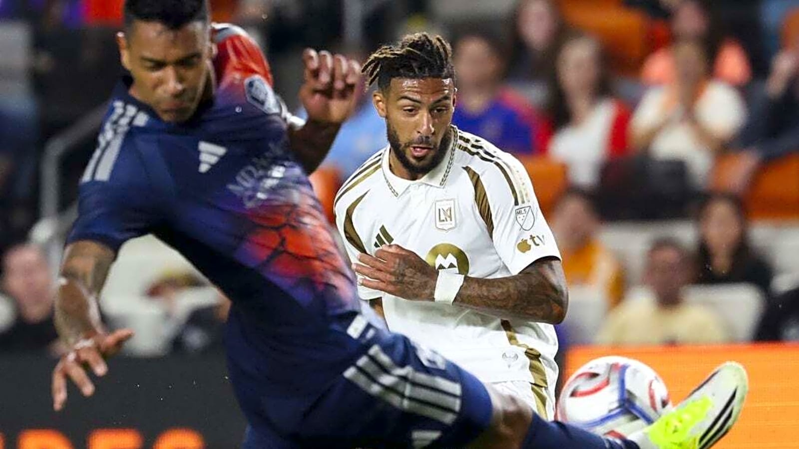 LAFC capitalize on red cards, blank Dynamo 2-0