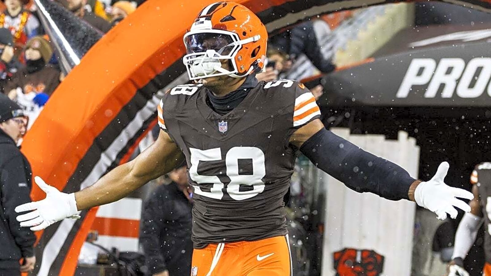 Browns starting LB Jordan Hicks announces retirement