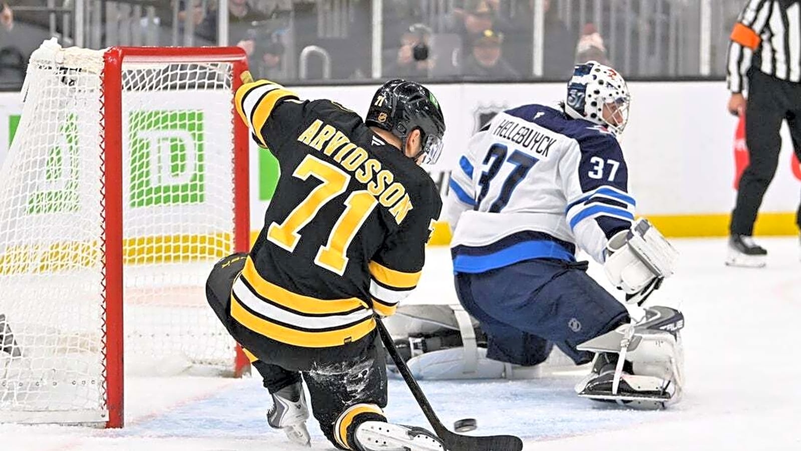 Bruins' home dominance continues in blowout of Jets