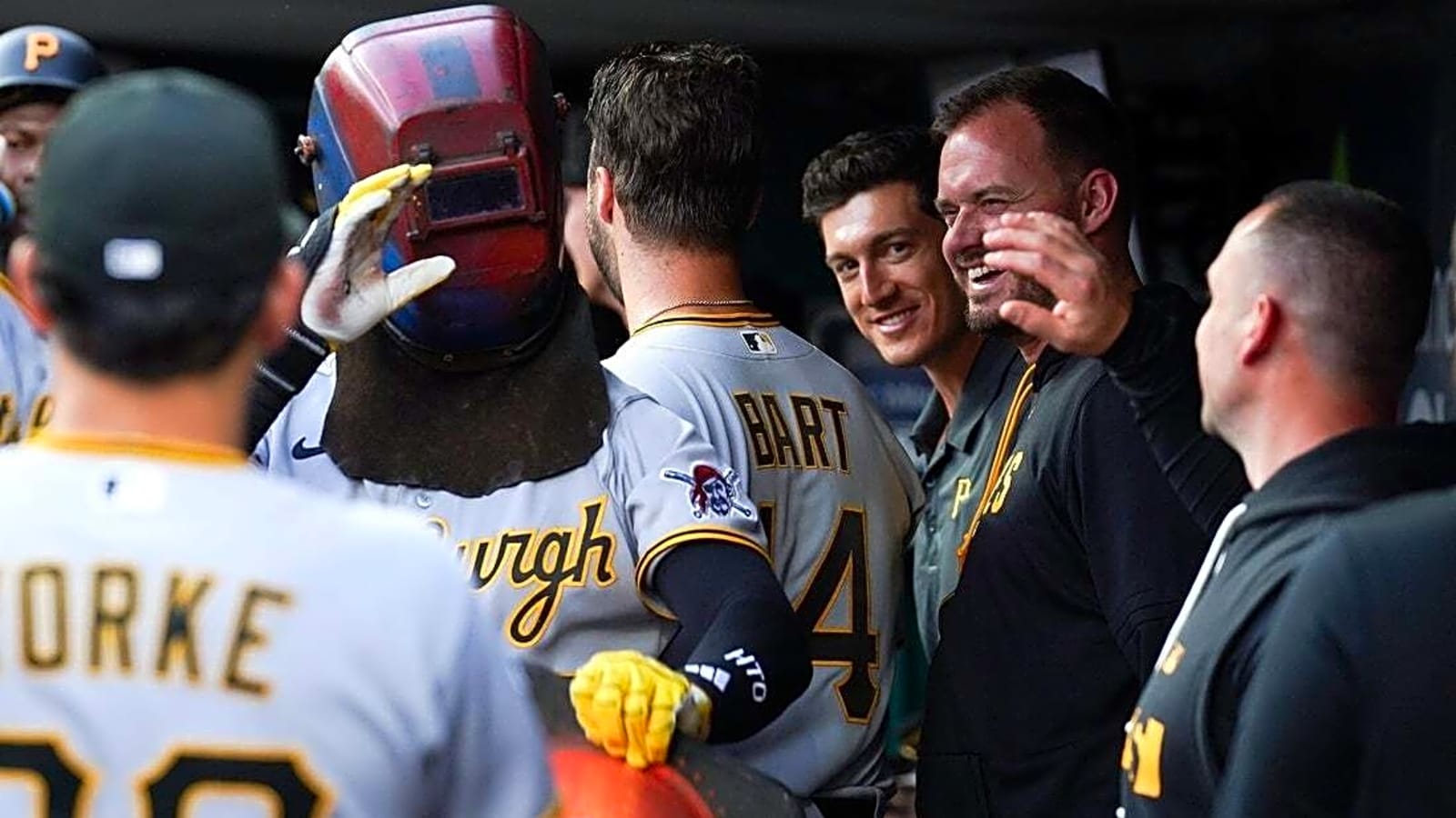 Pirates use the long ball to take down Reds