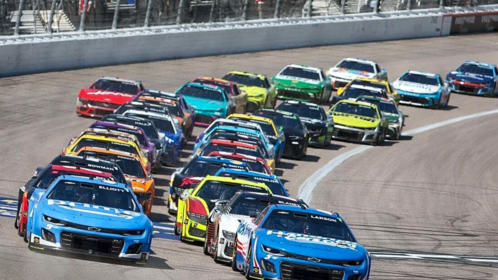 Polesitter Kyle Larson dominates to capture AdventHealth 400