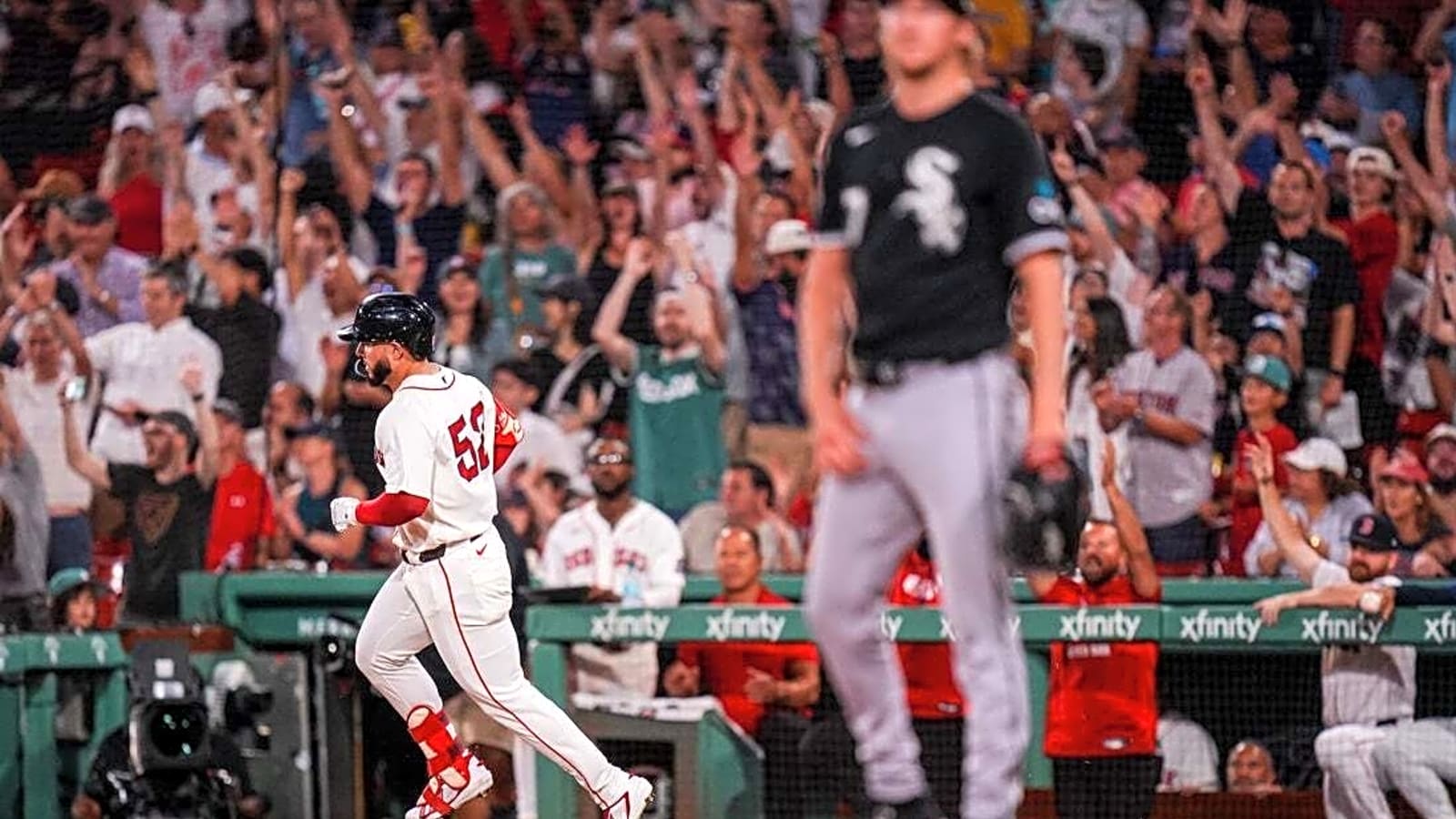 Red Sox's bats stay hot, overwhelm White Sox