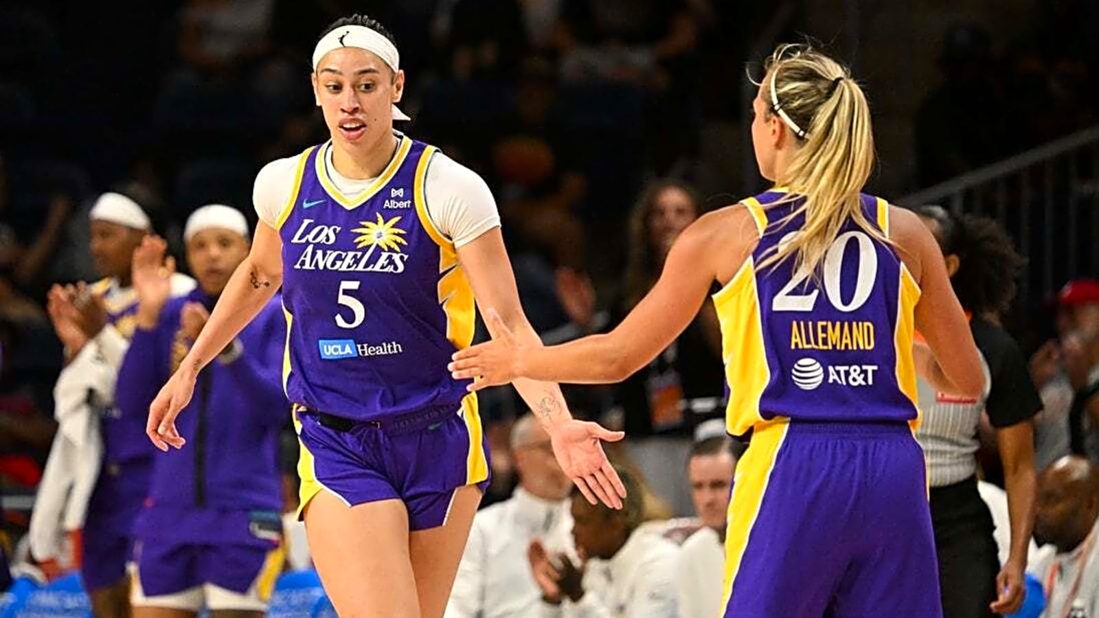 Dearica Hamby takes over late as Sparks handle Mystics