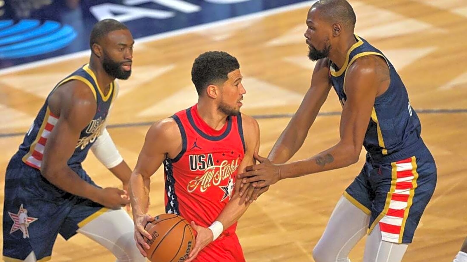 Suns star Devin Booker (hip) exits game vs. Spurs