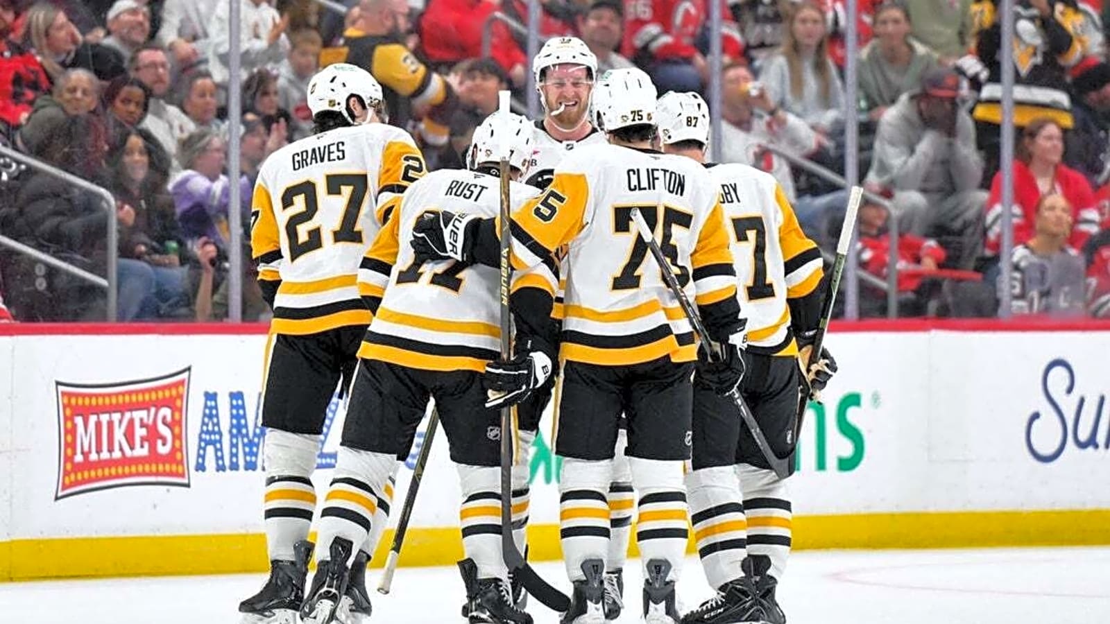 Kings' strong road record clashes with Penguins' dominant home form