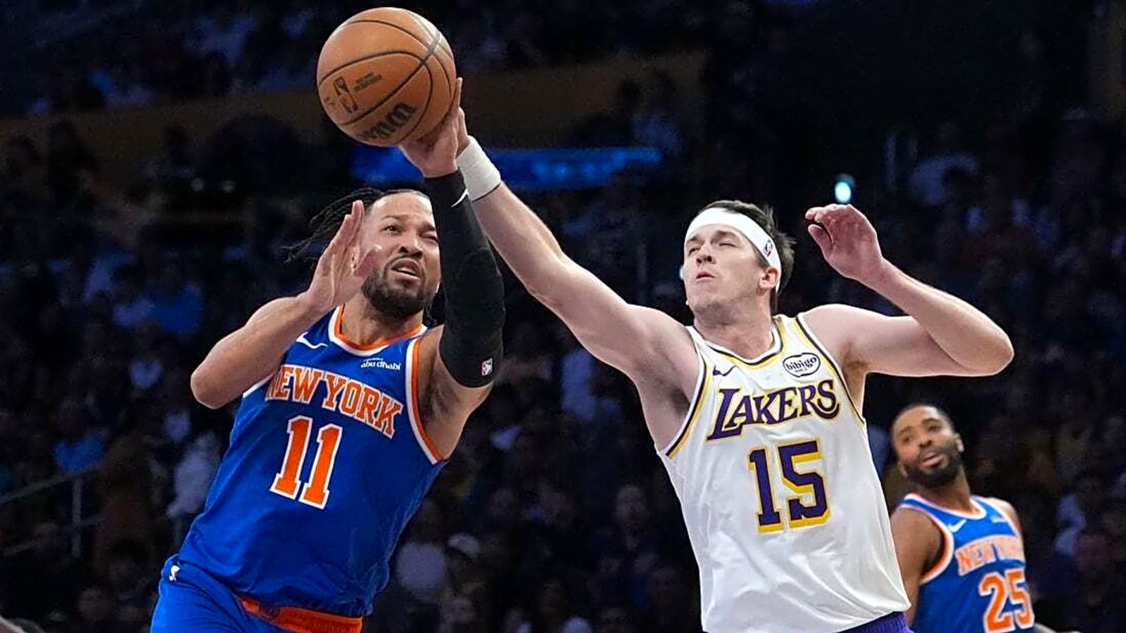 Lakers hold off Knicks for wire-to-wire win