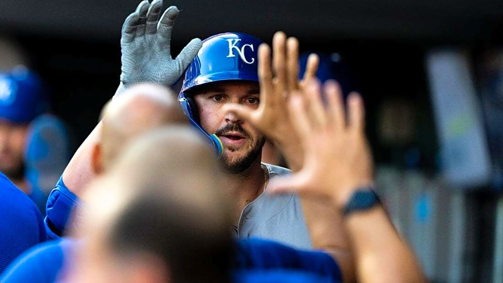 Royals pull away in 9th to take down Reds