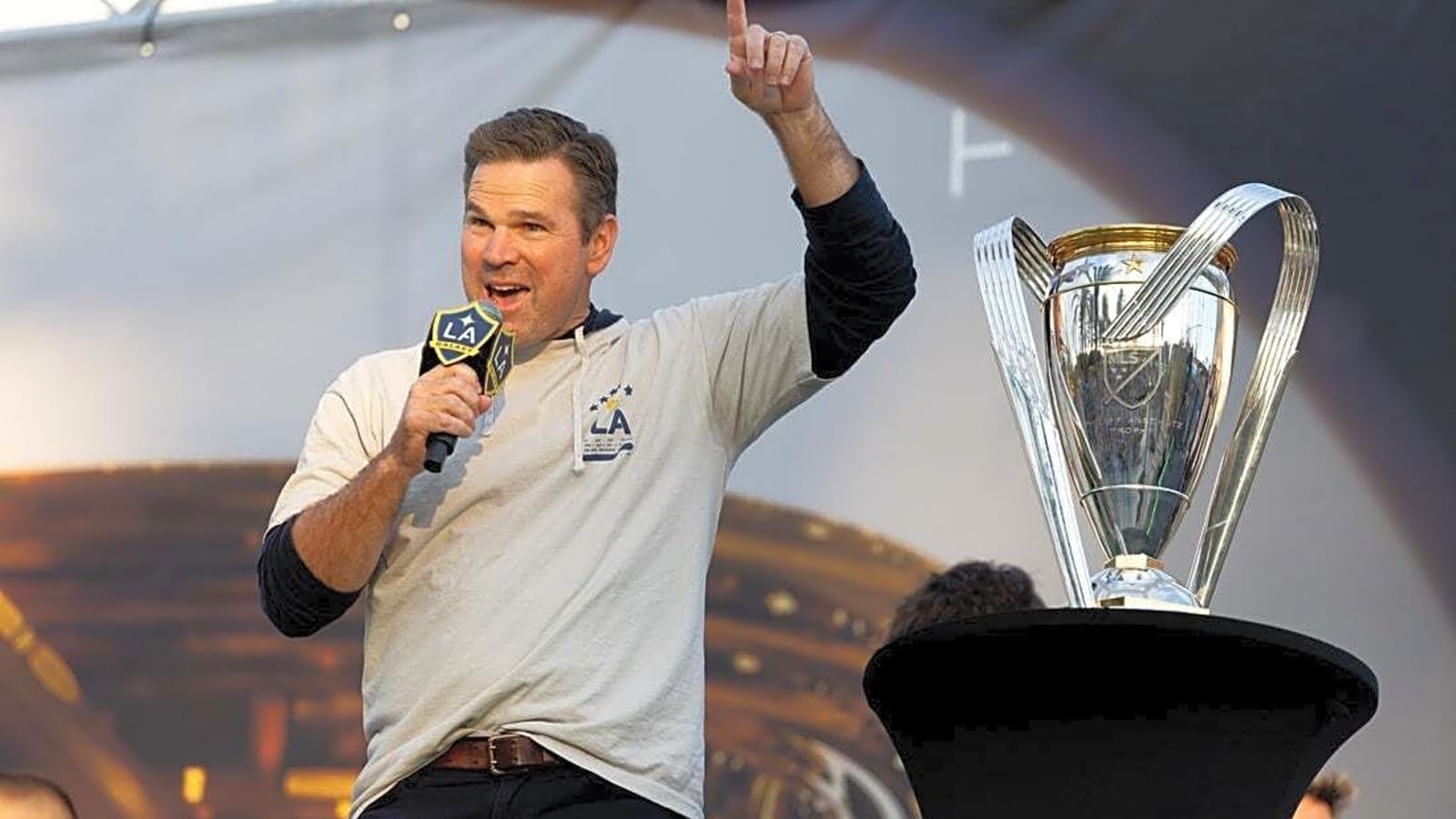 Amid historically poor start, Galaxy extends coach Greg Vanney