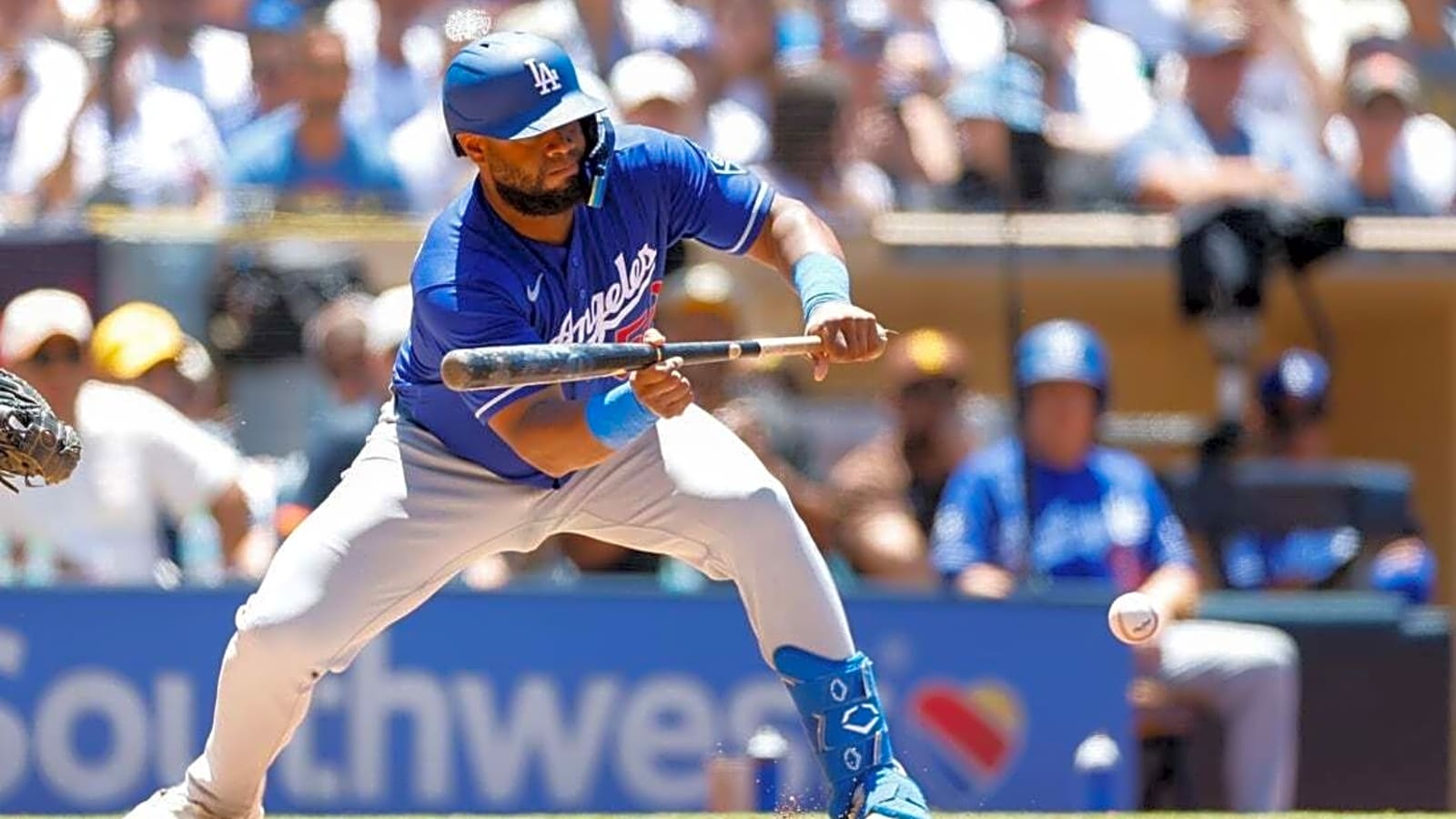 Mookie Betts' big hit helps Dodgers sink Padres