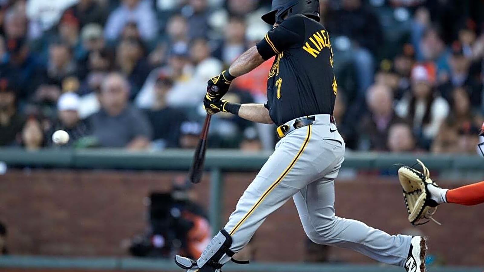Andrew McCutchen&#39;s late homer helps Pirates edge Giants