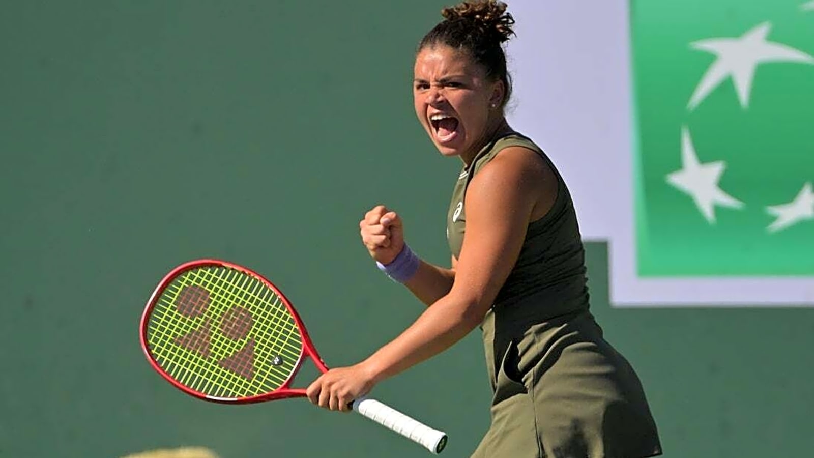 Defending champ Jasmine Paolini survives scare to advance in Rome