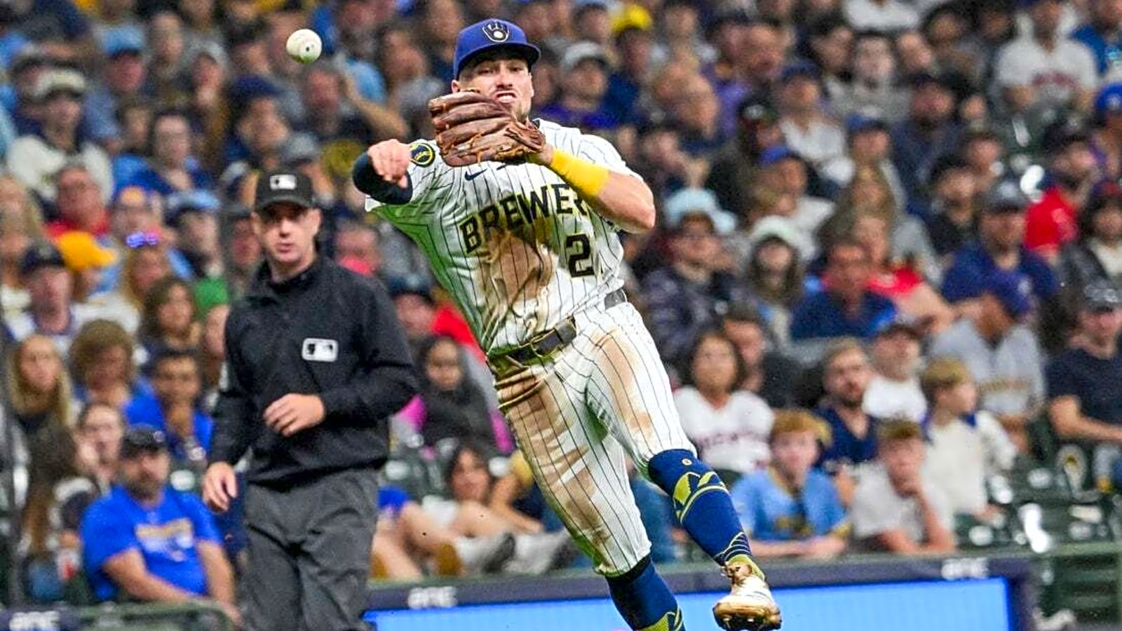 MLB roundup: Brewers clinch playoff berth, then down Cards in 10