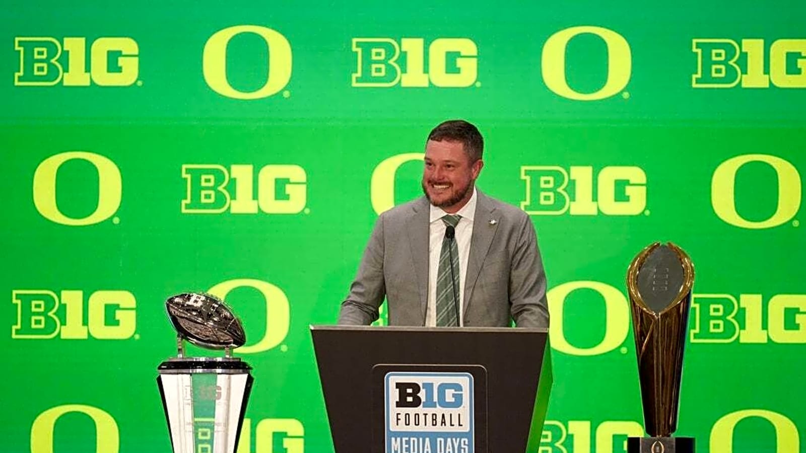 Undefeated in Big Ten, Oregon somehow chasing redemption after playoff loss