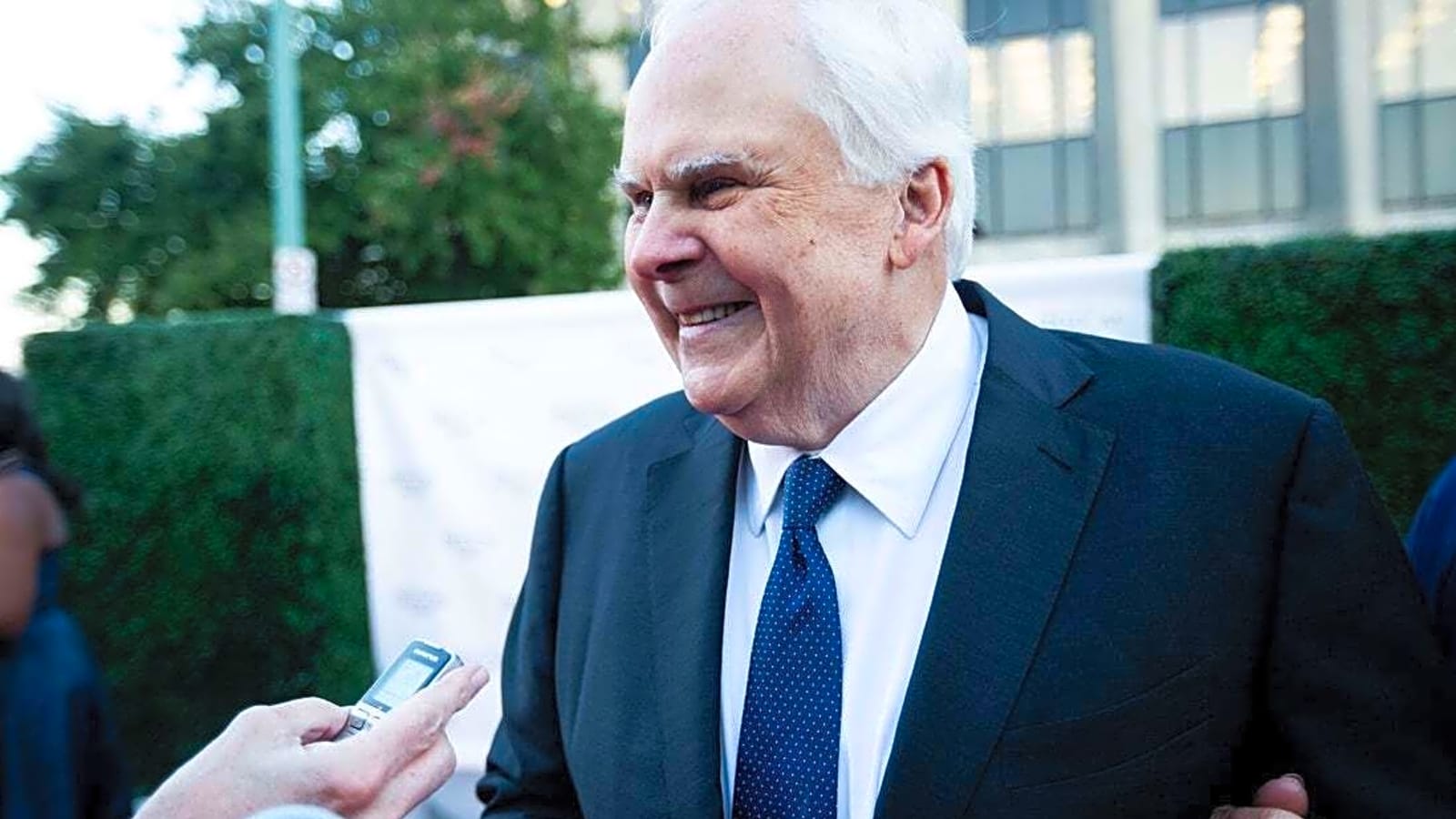 Sports world mourns death of FedEx founder Fred Smith