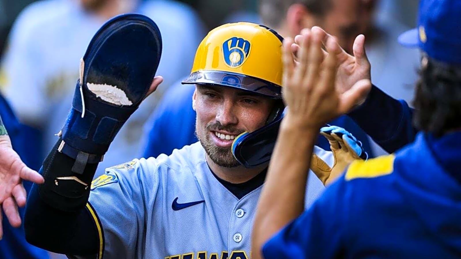 Brewers find a way, beat Reds in 11 for franchise-record 14th straight win