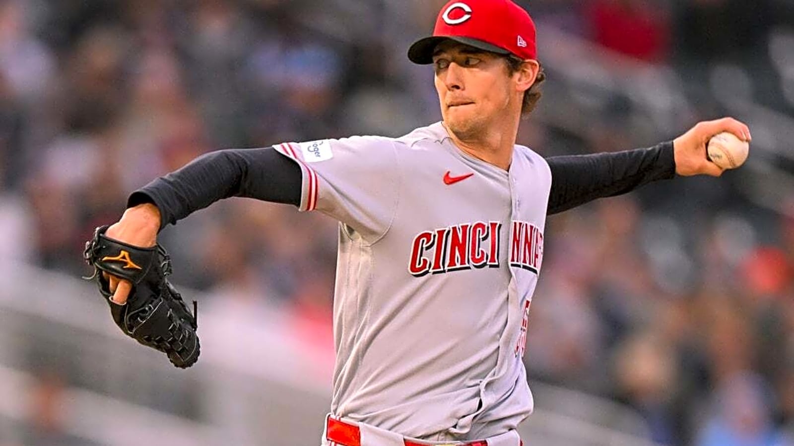 Reds on winning end of pitchers' duel against Twins