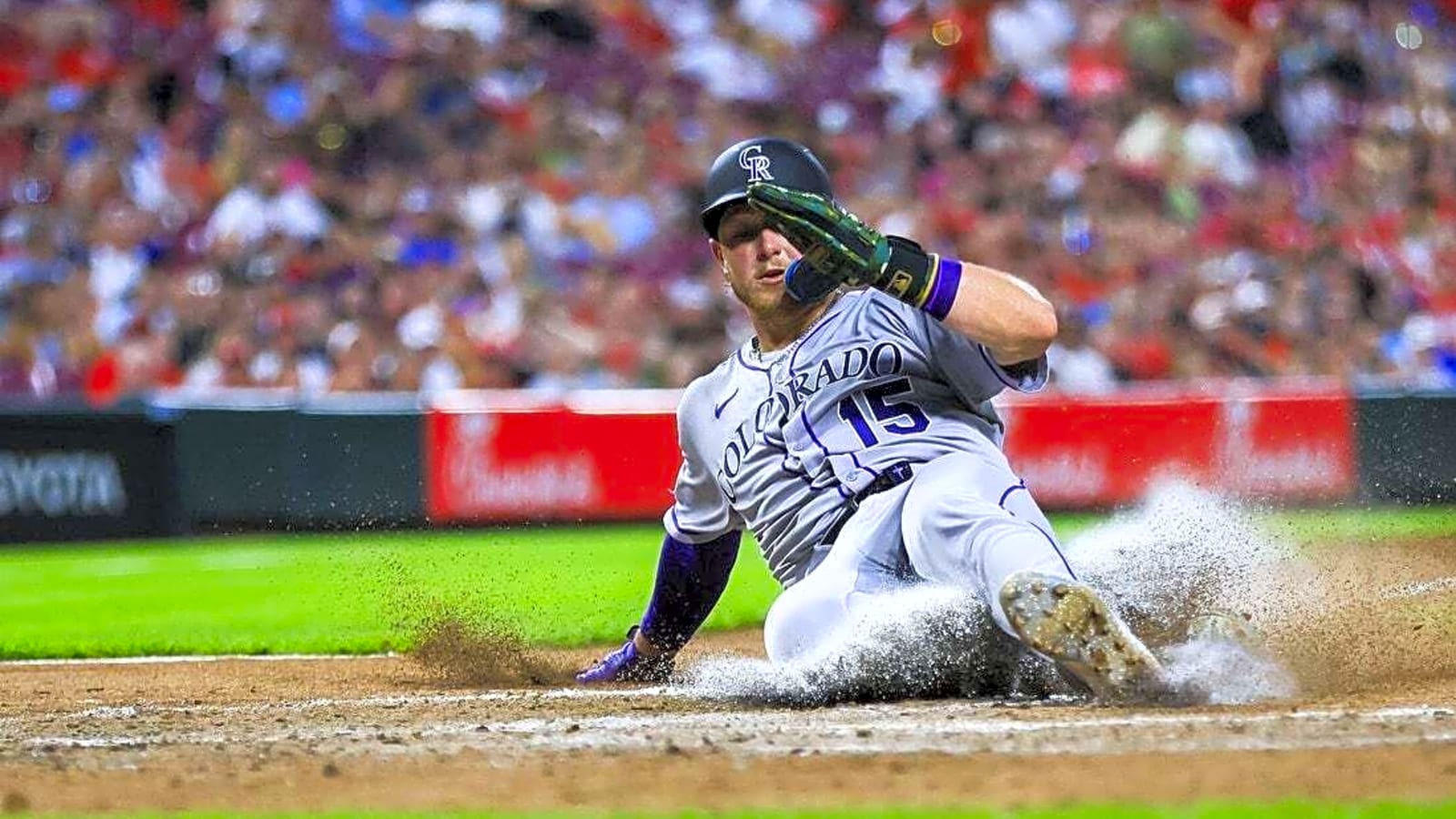 Rockies edge Reds in series opener thanks to wild pitch