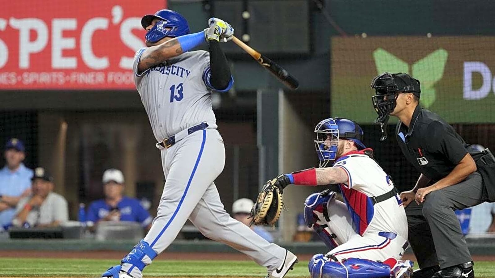 Salvador Perez (2 HRs), Royals top Rangers to end skid