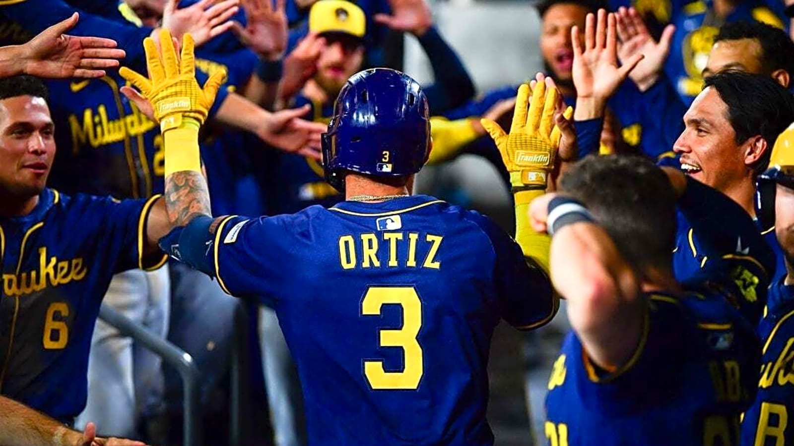 Brewers continue win streak at Dodgers&#39; expense