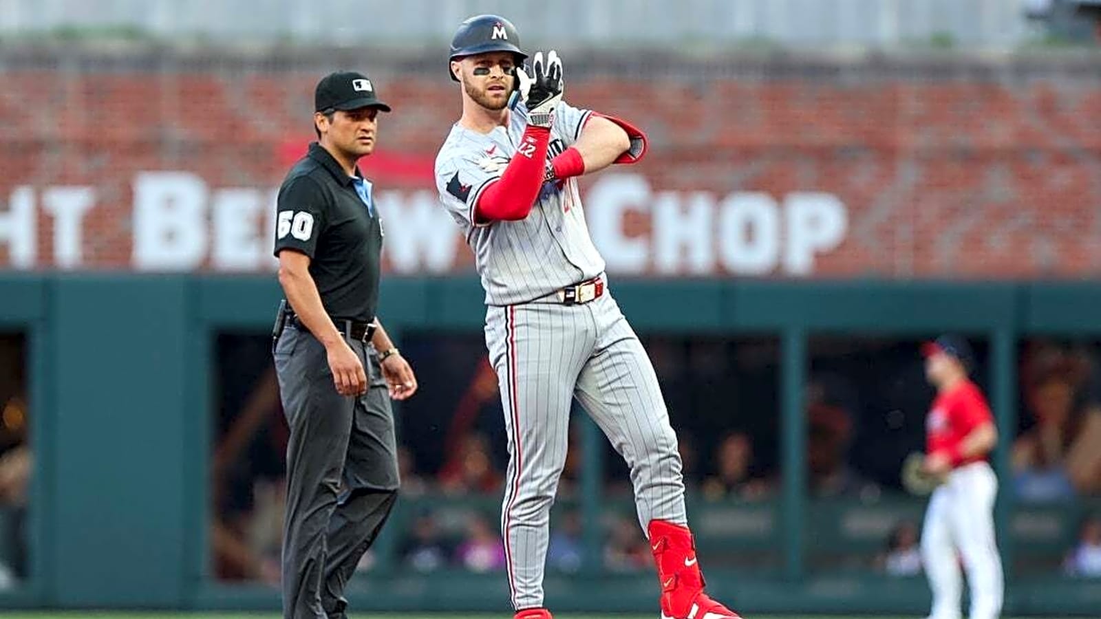 Braves score five runs in eighth, overtake Twins