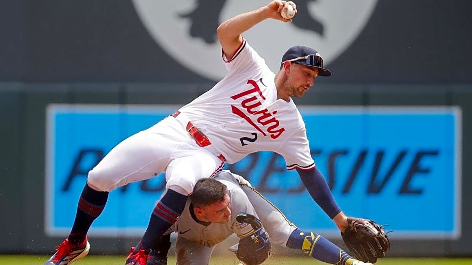 Isaac Collins (3 RBIs), Brewers rout slumping Twins 9-0