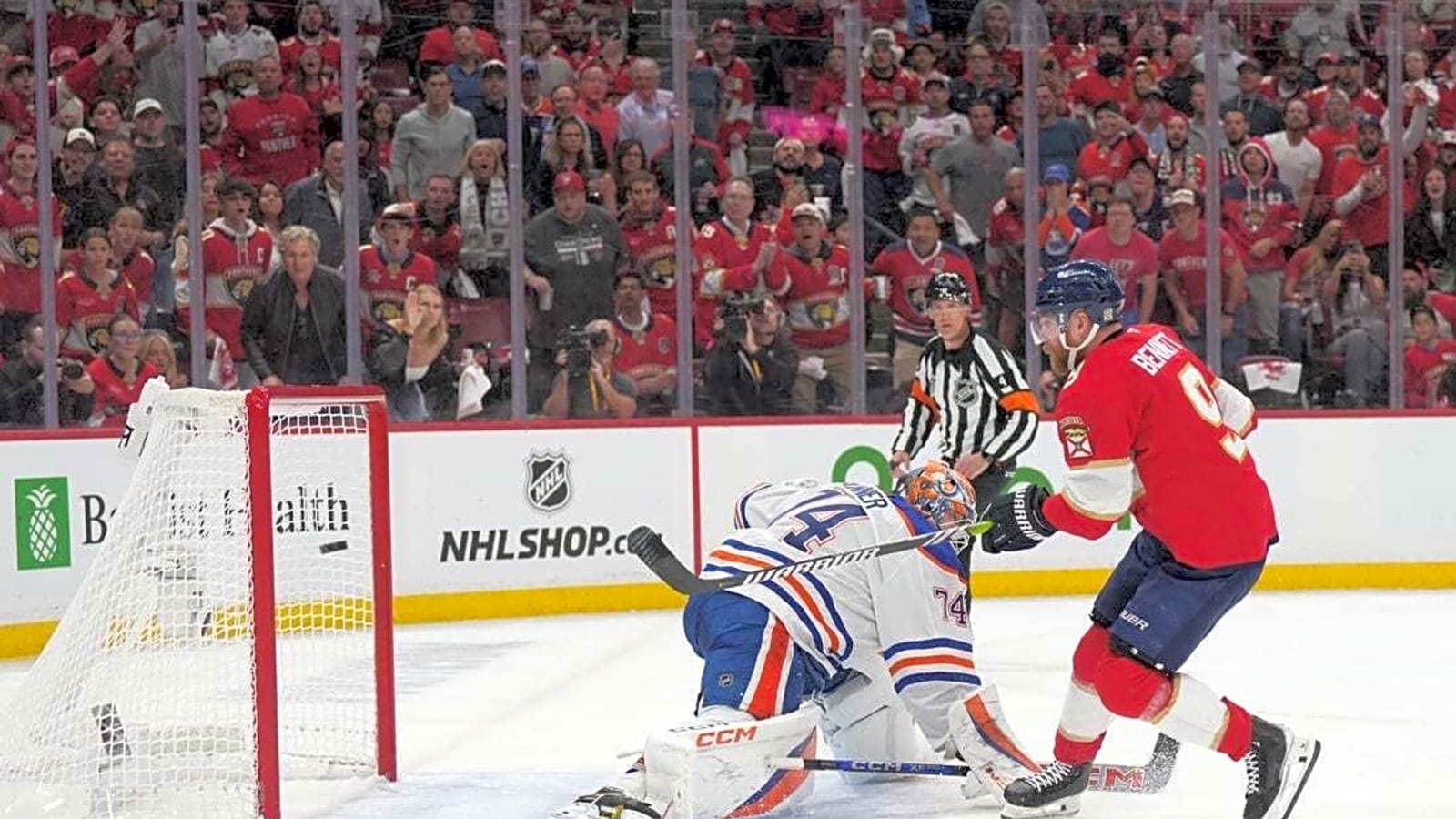 Panthers cruise to Game 3 win over Oilers