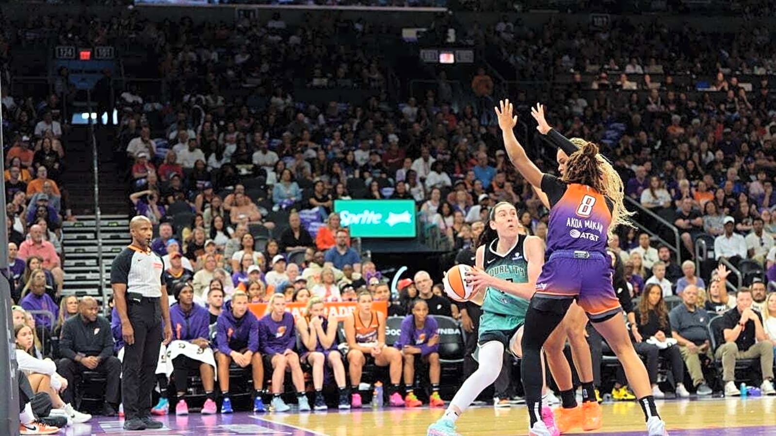Liberty star Breanna Stewart injures knee in playoff win over Mercury