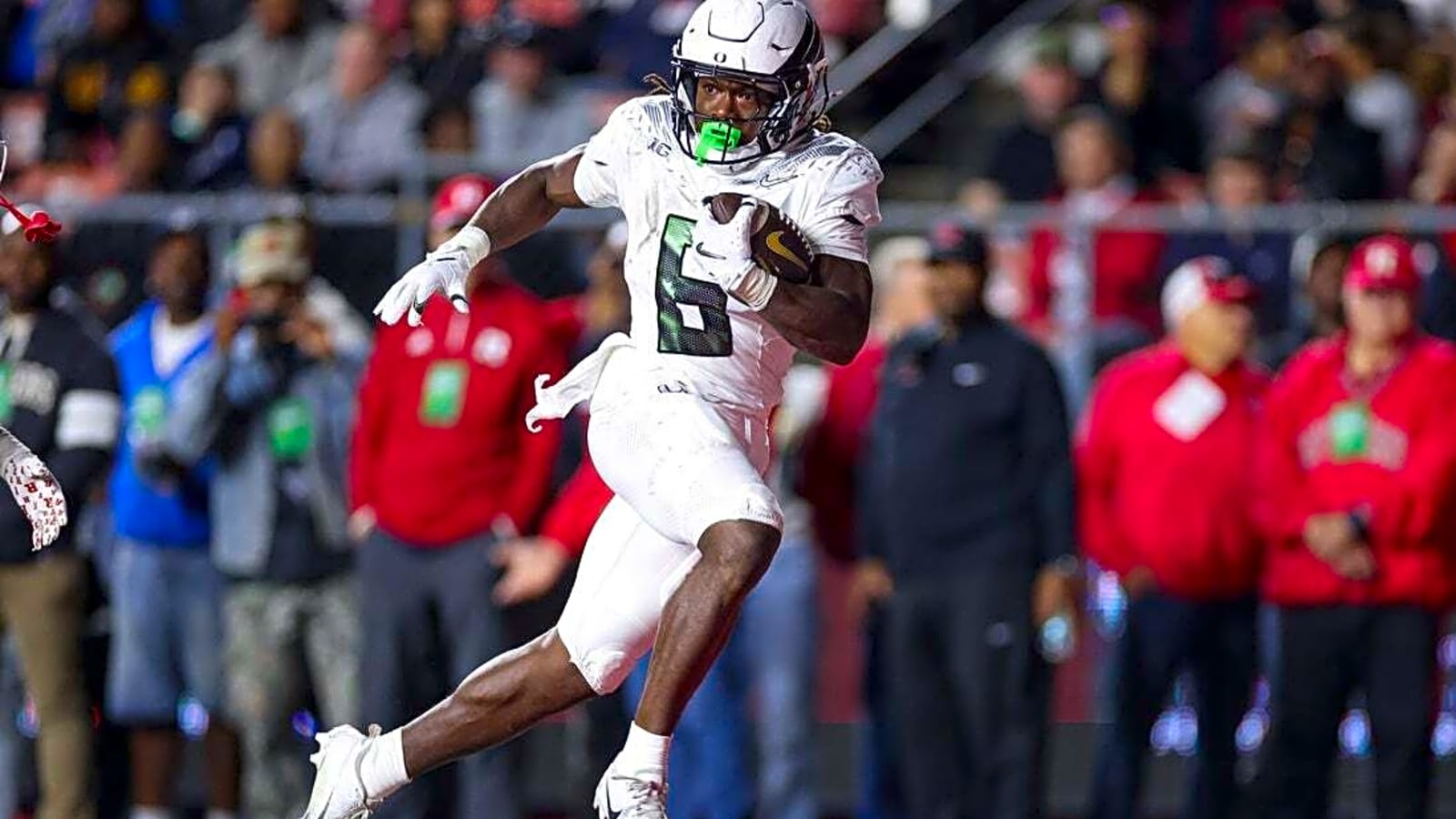No. 8 Oregon piles up 750 yards in rout of Rutgers