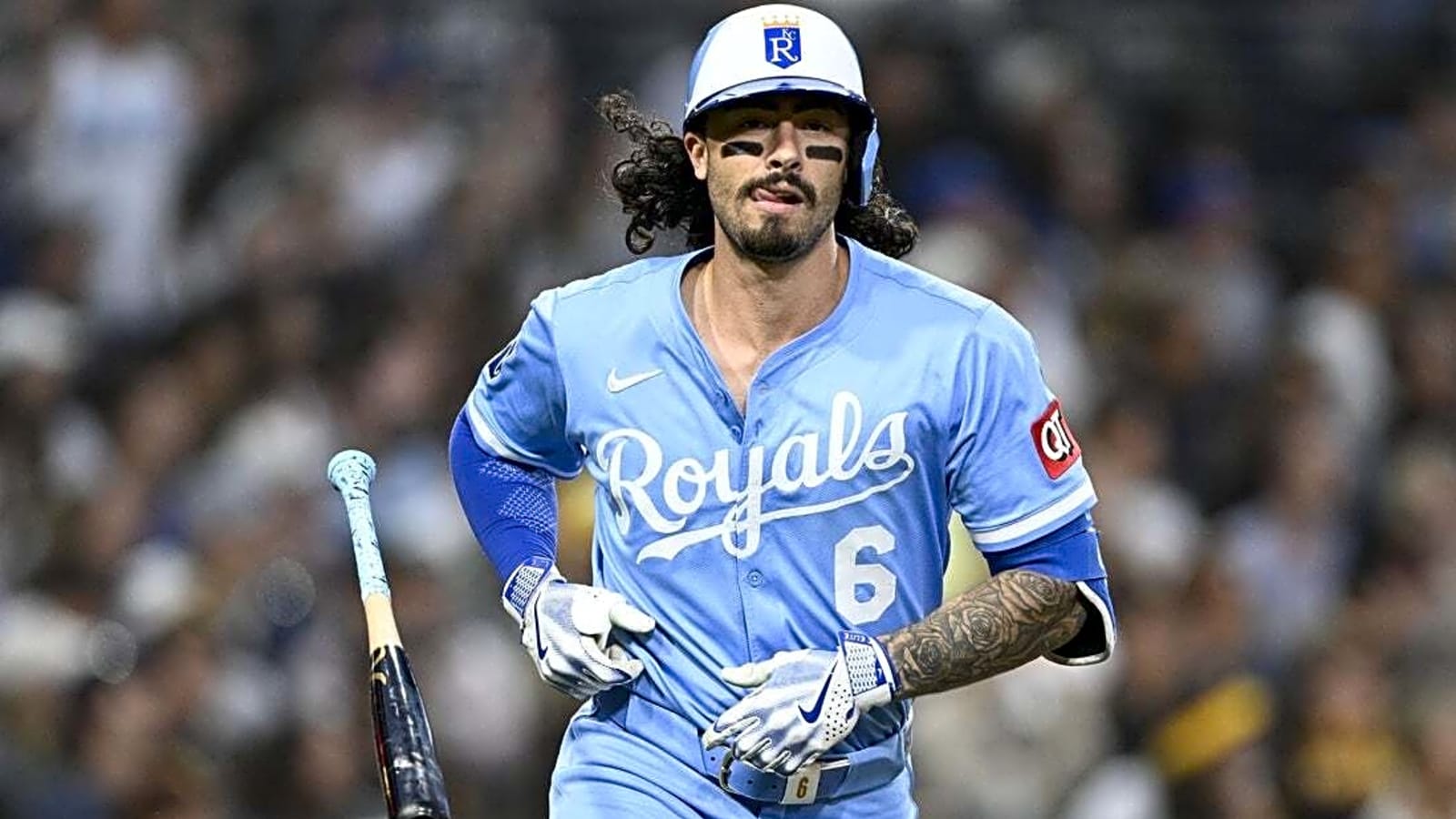 Royals score late, hold off Padres