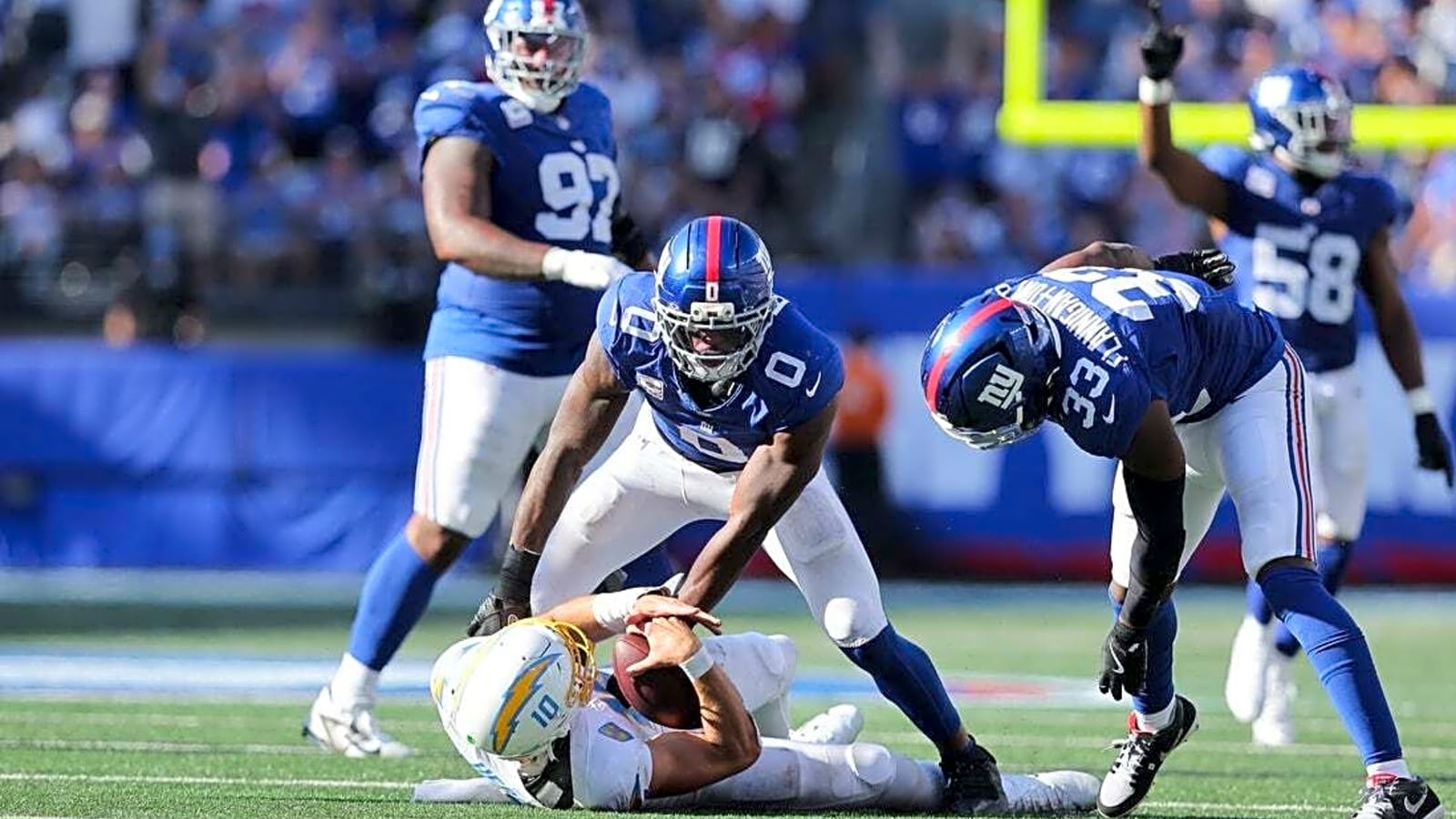 Jaxson Dart wins 1st start as Giants hold off Chargers