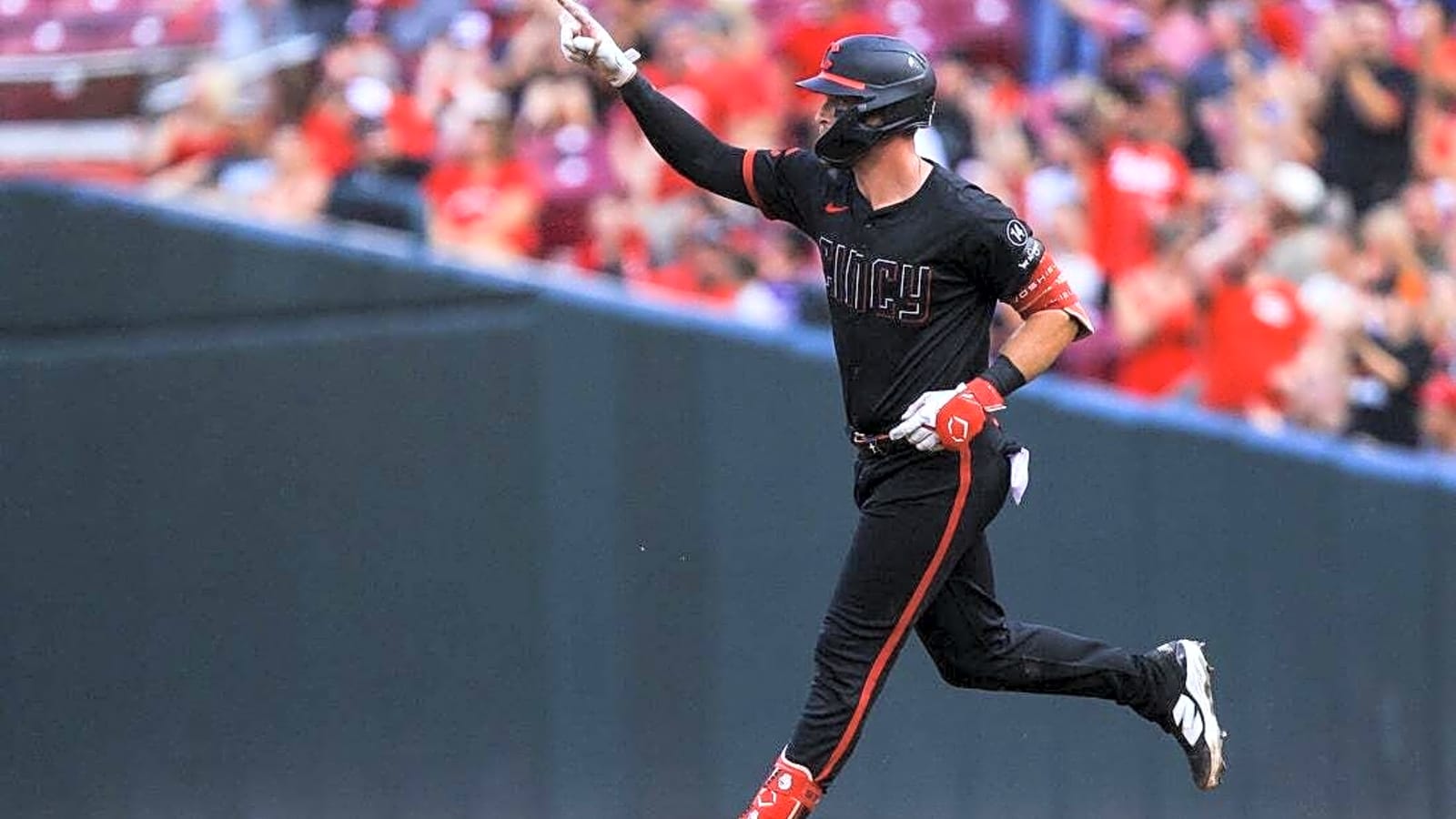 Reds pound out 14 hits, top Rays in opener