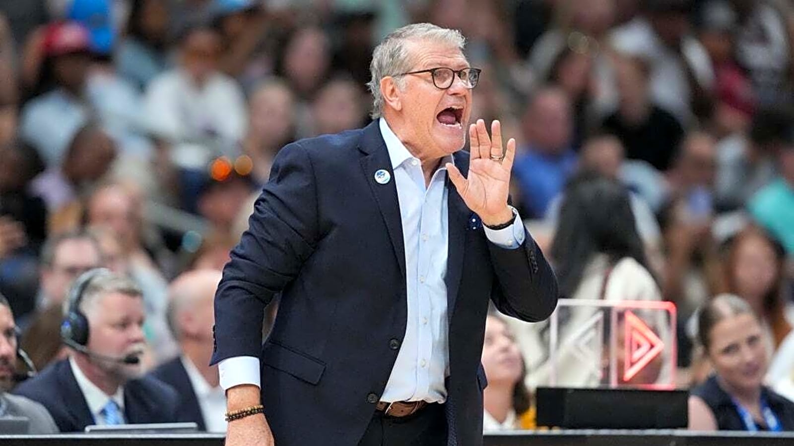 No. 1 UConn coach Geno Auriemma breaks poll record