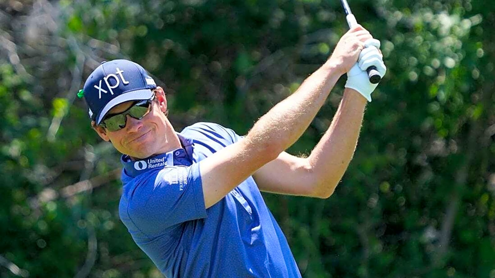 Adam Schenk outlasts brutal winds in Bermuda for 1st career win