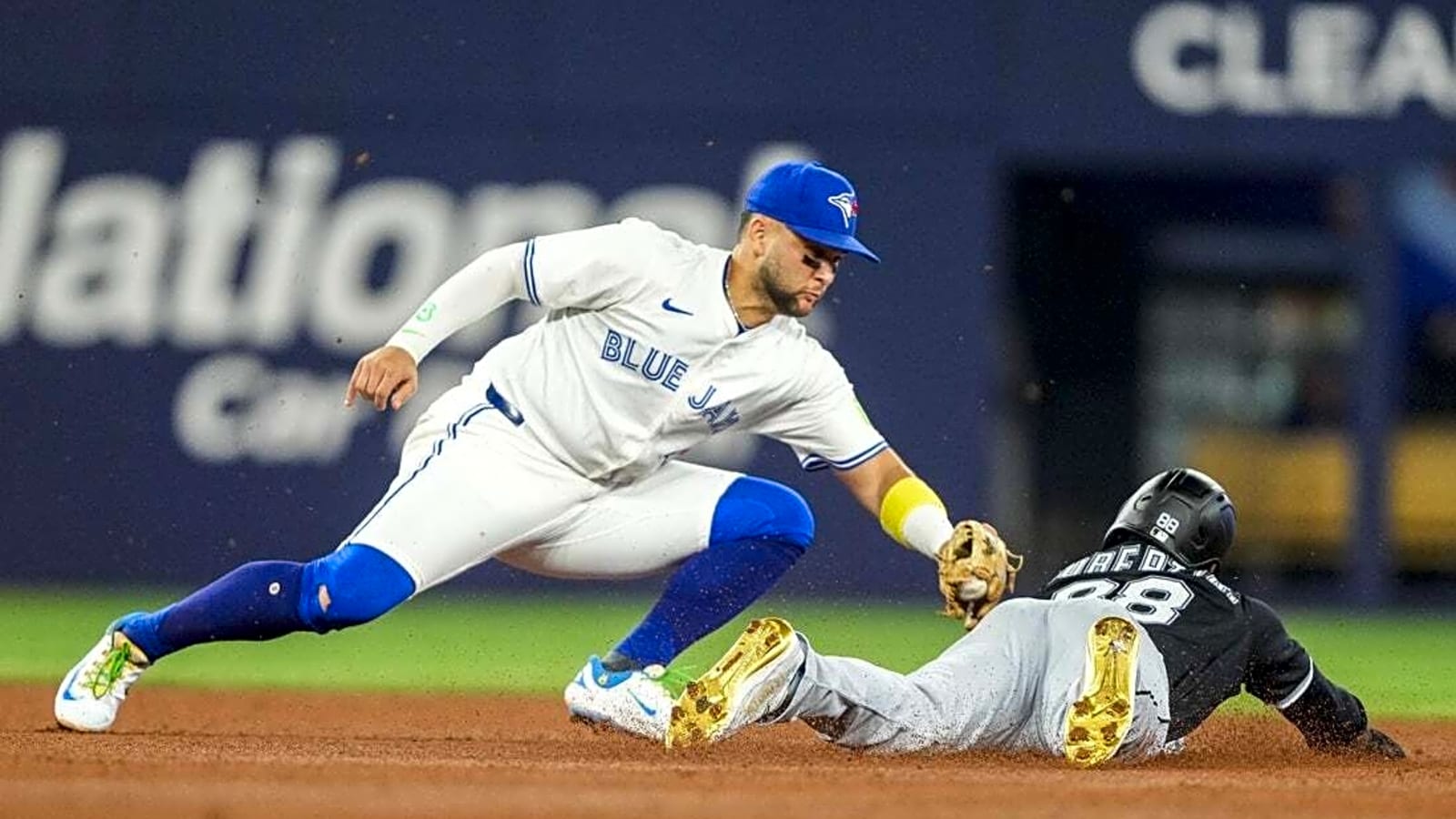 Clutch Miguel Vargas double pushes White Sox past Blue Jays
