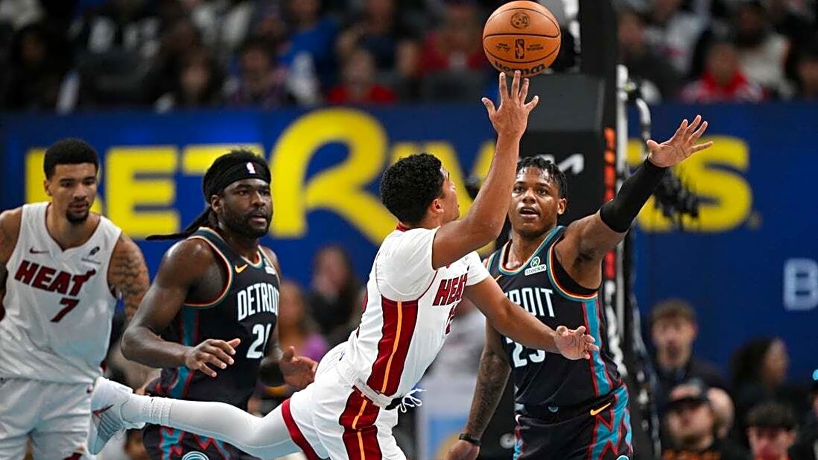 Pistons' rally falls short as Heat win 4th straight