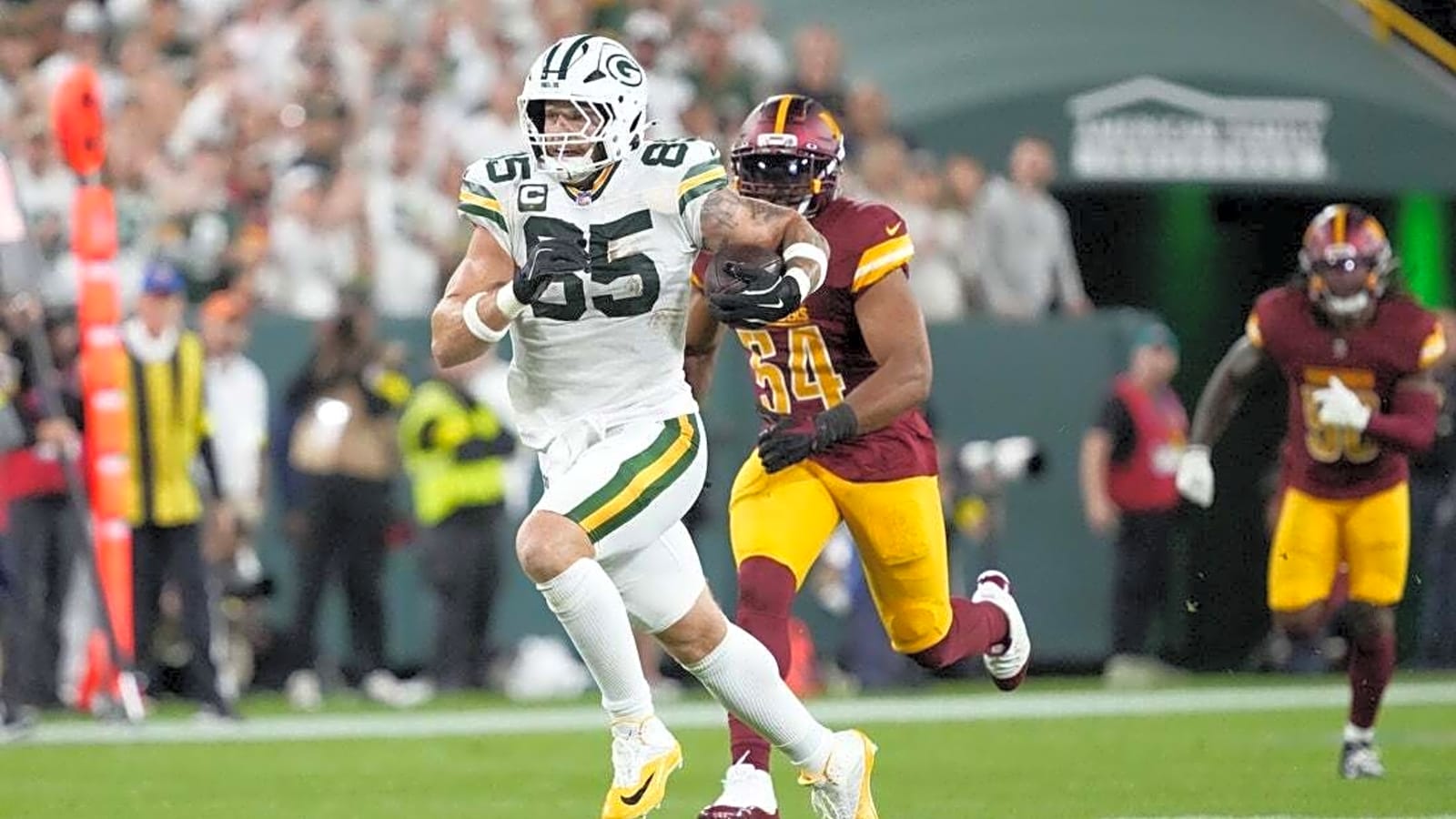 Long first-half drives spark Packers&#39; victory over Commanders