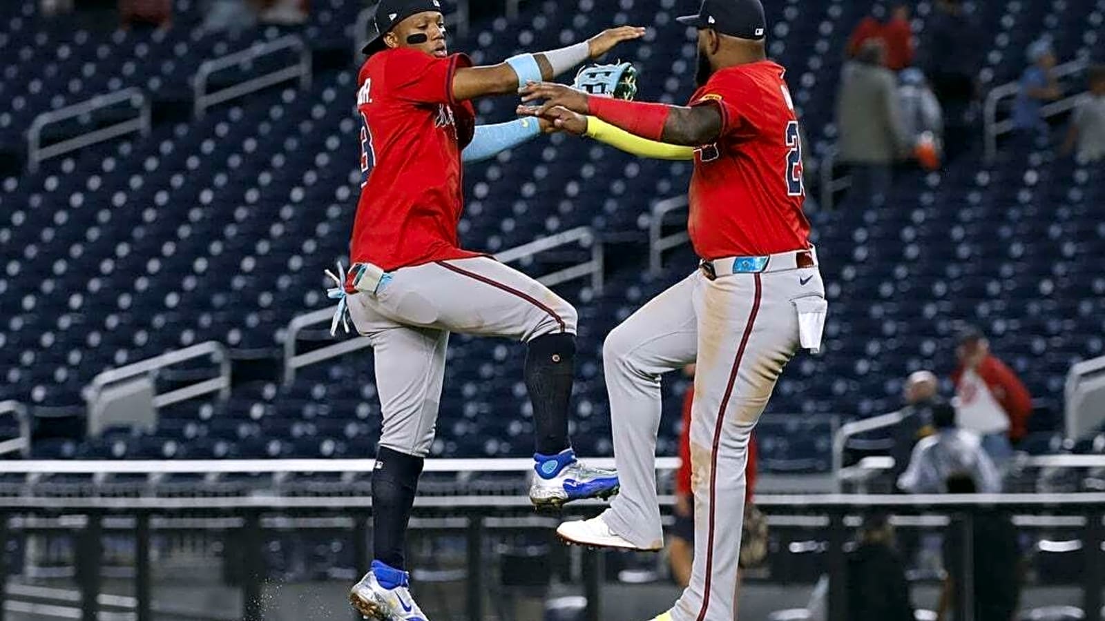Braves pile up hits, runs to sweep Nationals
