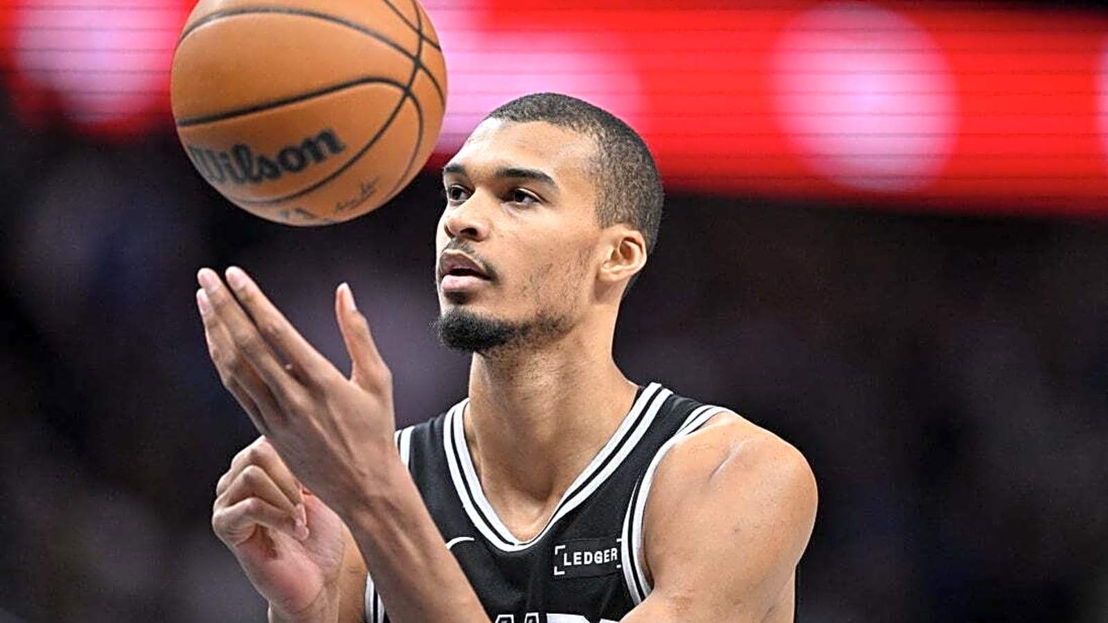 Spurs pursue back-to-back wins over swooning Mavericks