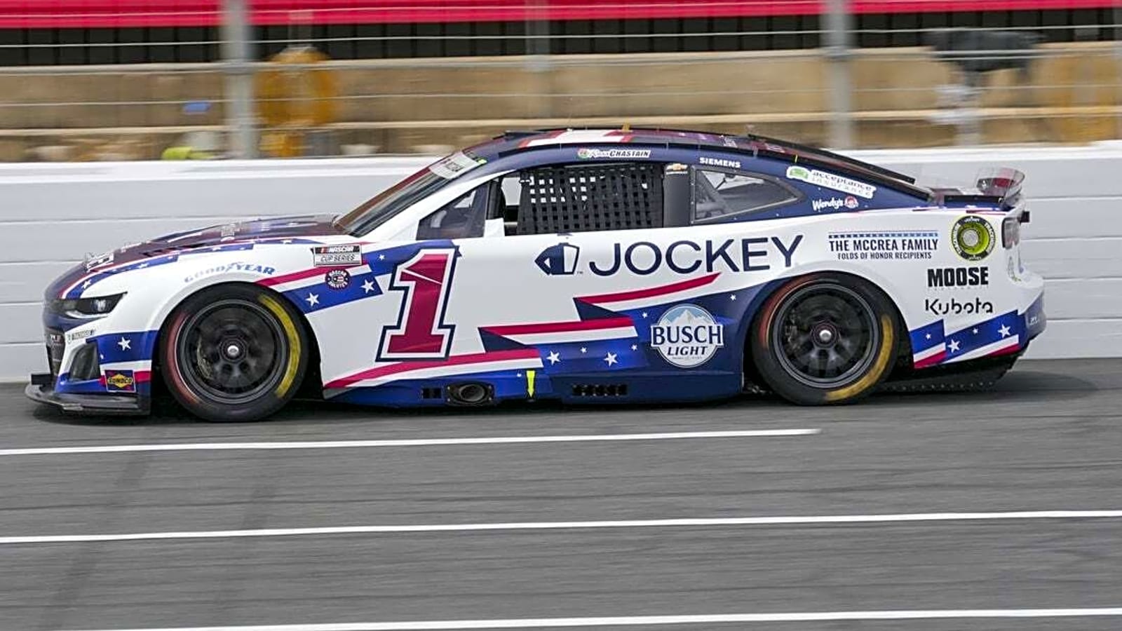 Ross Chastain chases down William Byron, wins the 600