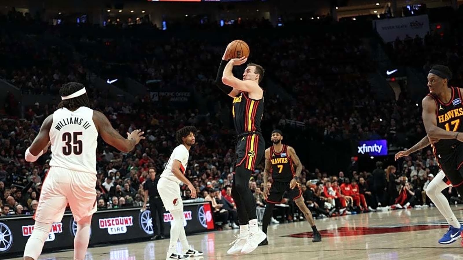 Lakers acquire sharpshooter Luke Kennard from Hawks