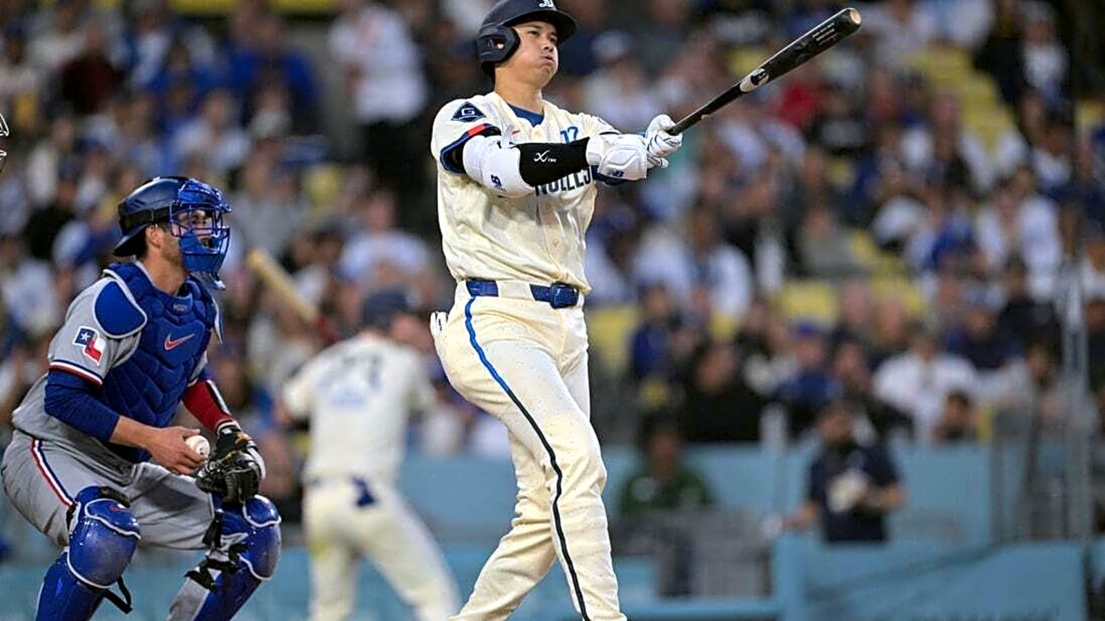 'Efficient' Dodgers showing Rangers their pitching, hitting prowess