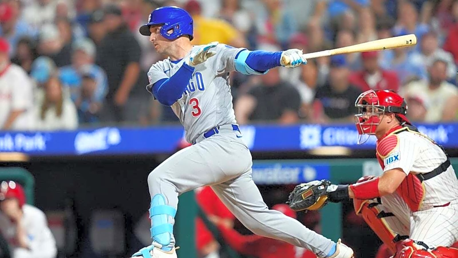 Cubs unleash 15-hit attack, even series with Phillies