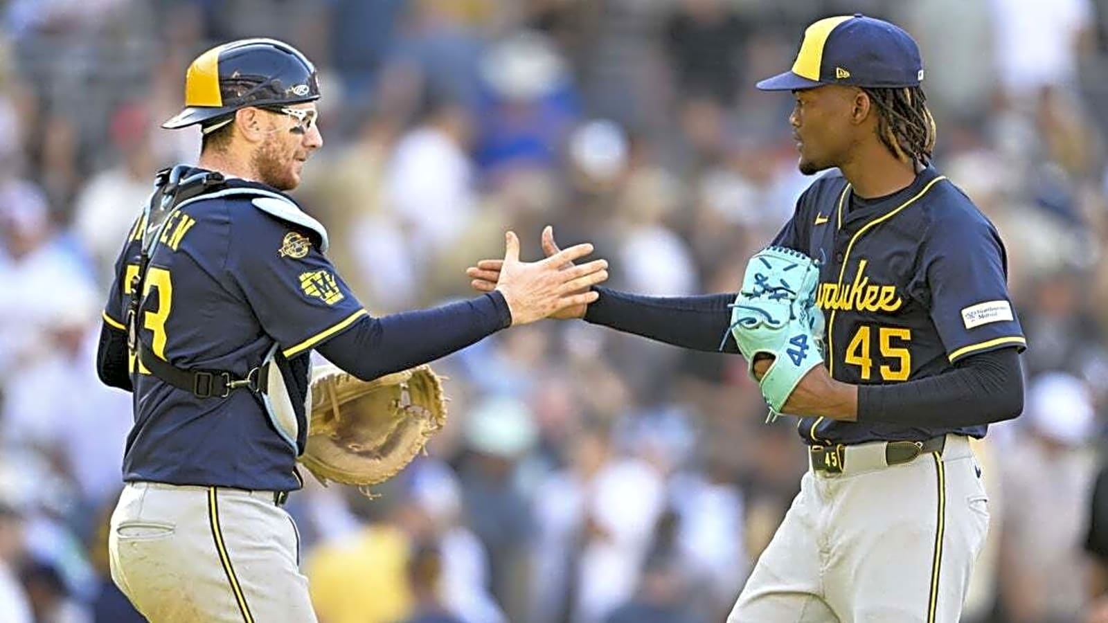 Brewers avoid sweep, move to brink of No. 1 seed vs. Padres