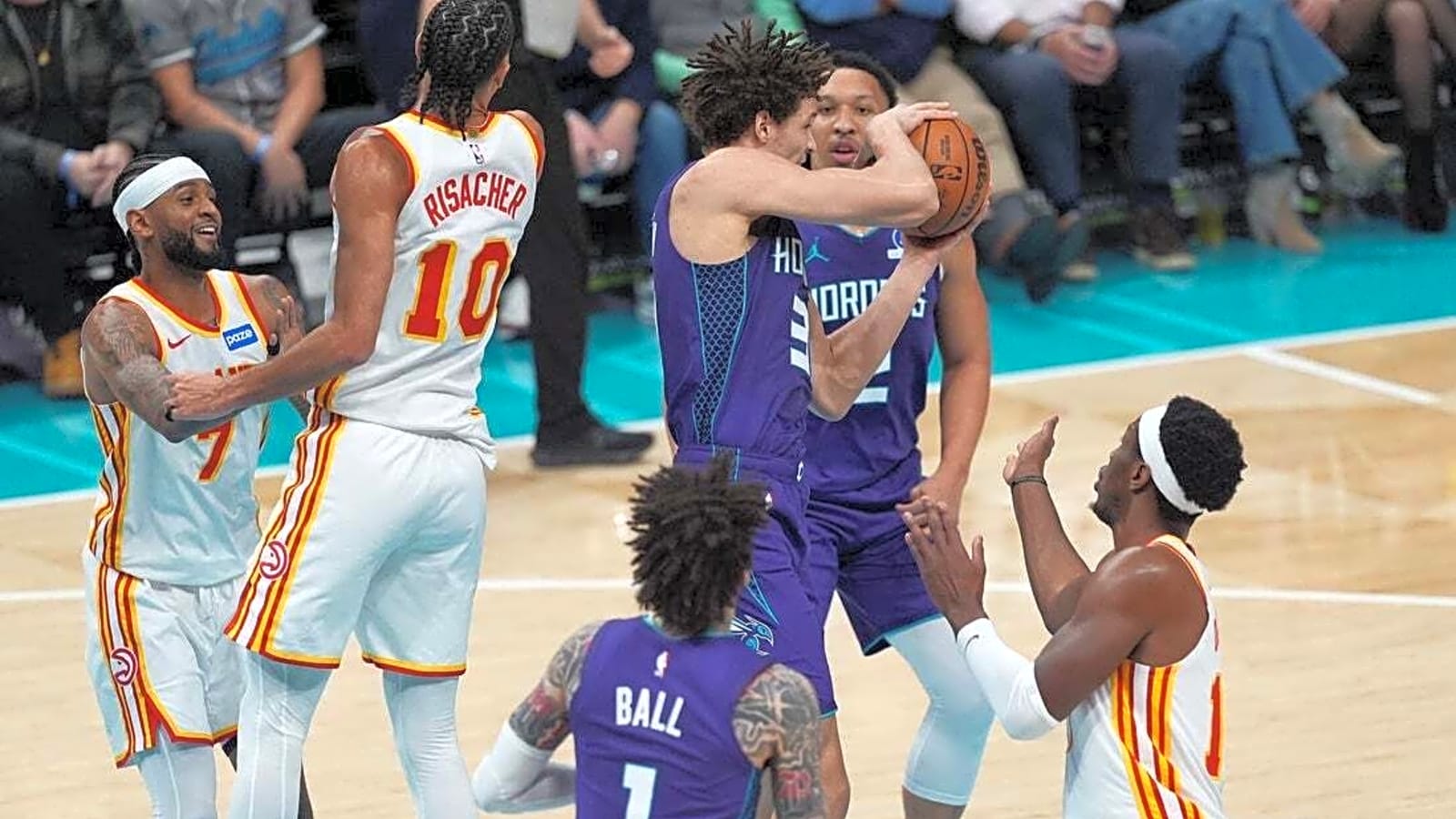 Hornets hold off Hawks' late comeback attempt