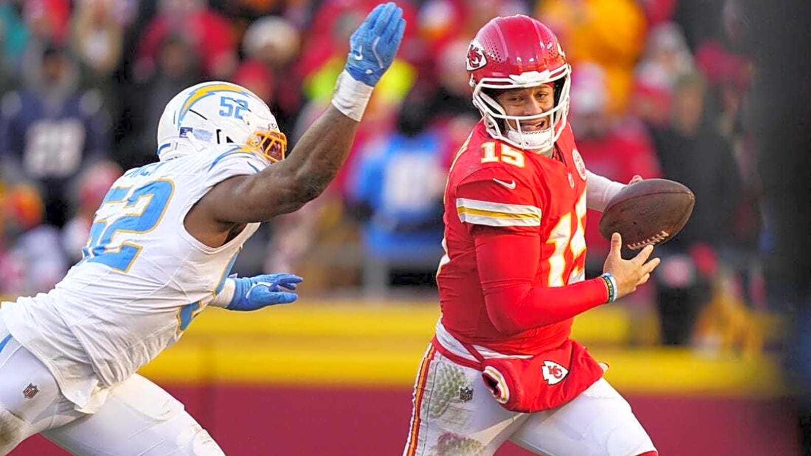 Chiefs QB Patrick Mahomes needs MRI after knee injury vs. Chargers